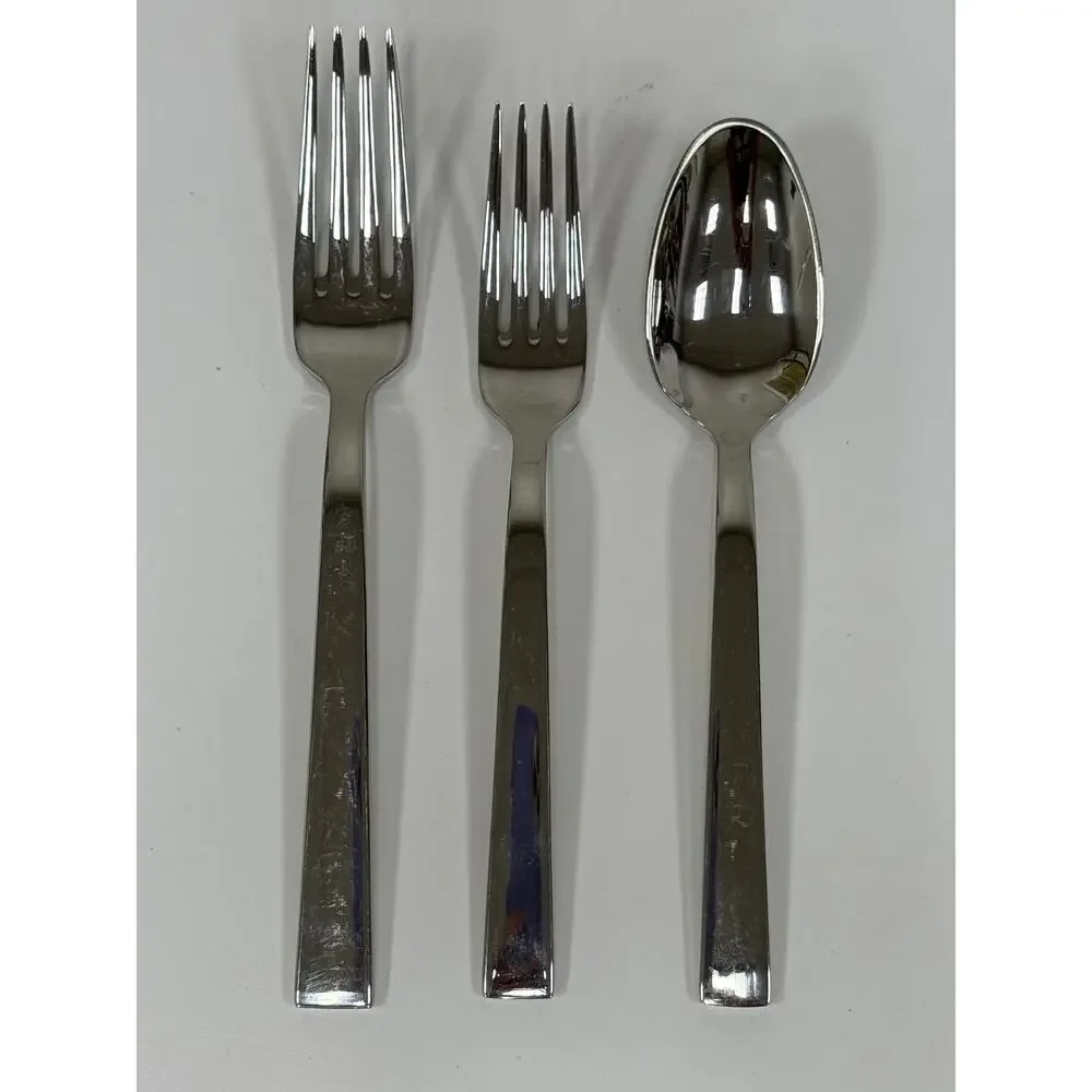Oneida Aero Stainless Steel Flatware Set. KT112
